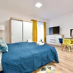 Standard Apartment By Hi5-Horvath Mihaly Square