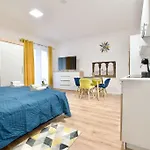 Standard Apartment By Hi5-Horvath Mihaly Square